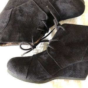 Cute black wedge.   Worn twice